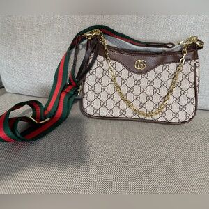 GG Supreme Canvas Shoulder Bag with Green-Red Web Strap🩷